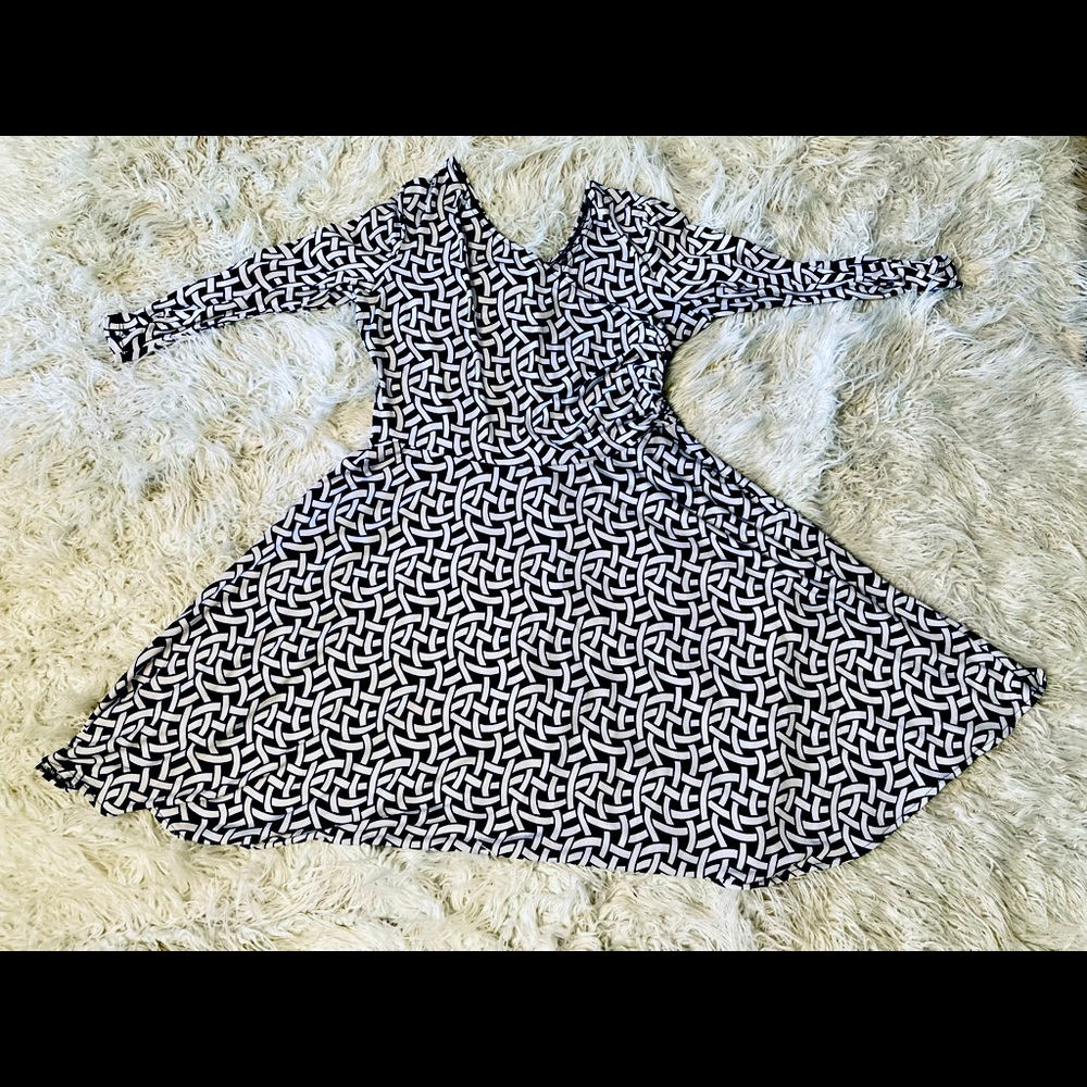 Beautiful stretch dress criss cross front and back a little over the knee.